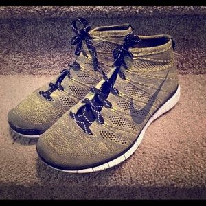Nike flyknit chukka sneakers. Men’s size 9.